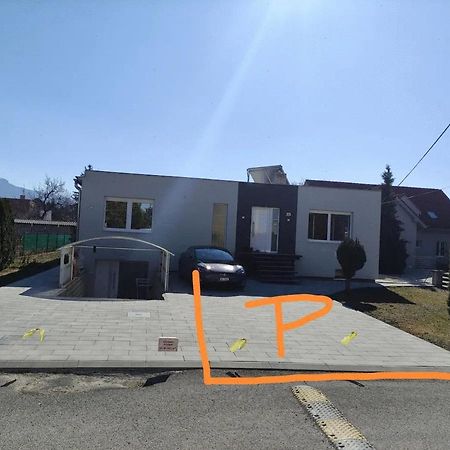 Slnečný apartmánový dom Oslany Exterior foto