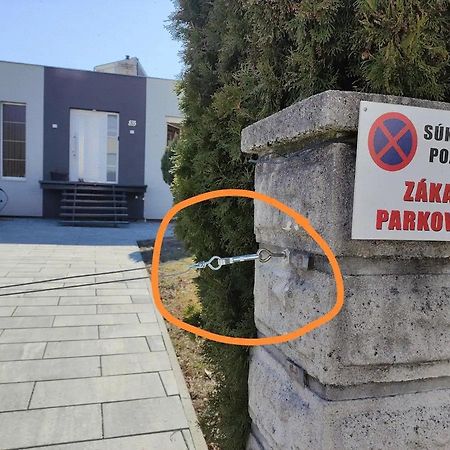 Slnečný apartmánový dom Oslany Exterior foto