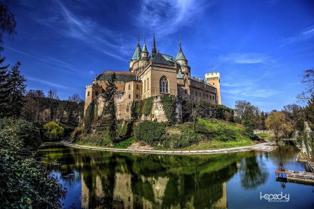 Slnečný apartmánový dom Oslany Exterior foto