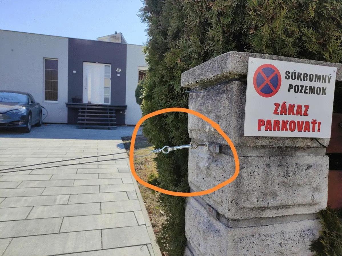 Slnečný apartmánový dom Oslany Exterior foto